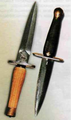 Ранние шанхайские ножи: слева - от фирмы Alcock & Pierce, справа - последний образец Фейрбейрка с рукояткой из латуни. Клинки длиной от 12 до 14 см. Они вели свое происхождение от штыков Р/88 и Р/оз